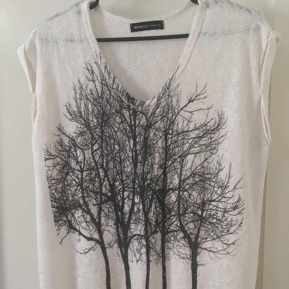 Beautiful tree print sleeveless shirt.